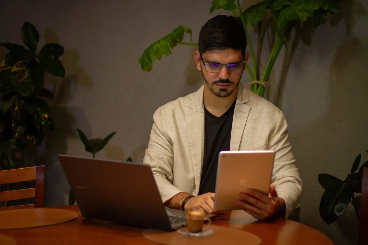 Especialista da VClick trabalhando com notebook e tablet